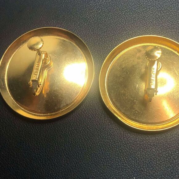 2551 Napier Gold tone Large mod 80's clip-on Earrings - Picture 2 of 2